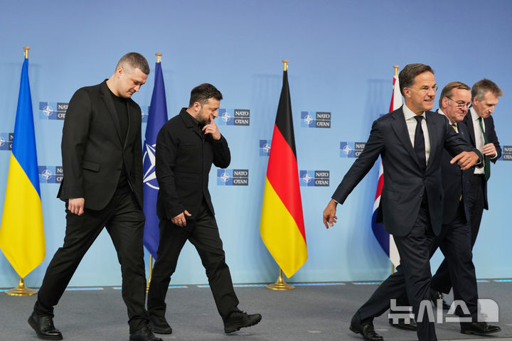 [브뤼셀=AP/뉴시스] 지난 6월 18일(현지 시간) 벨기에 브뤼셀 나토(NATO) 본부에서 열린 우크라이나 국방연락그룹(UDCG) 참석자들이 회의에 앞서 기념 촬영을 하고 있다. 왼쪽부터 미하일로 페도로우 우크라이나 당시 국방장관과 볼로디미르 젤렌스키 우크라이나 대통령, 마르크 뤼터 나토 사무총장, 보리스 피스토리우스 독일 국방장관, 댄 자비스 영국 국방장관. 2026.08.20. 