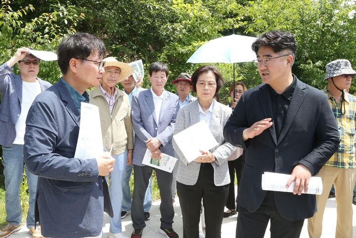 [상주=뉴시스] 안재민(오른쪽) 당선인이 주요 사업 현장을 점검하고 있다. (사진=상주시 제공) 2026.06.18 photo@newsis.com *재판매 및 DB 금지