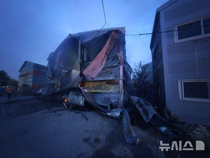 [인천=뉴시스] 18일 오전 인천 계양구 하야동 한 창고에서 화재가 발생했다. (사진=인천소방본부 제공) 2026.06.18. photo@newsis.com