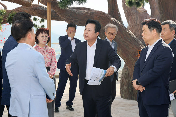 [창원=뉴시스] 강기윤 경남 창원시장 당선인이 17일 대상공원 민간공원조성 특례사업인 빅트리를 방문해 현장 점검을 하고 있다. (사진=인수위원회 제공). 2026.06.18. photo@newsis.com *재판매 및 DB 금지