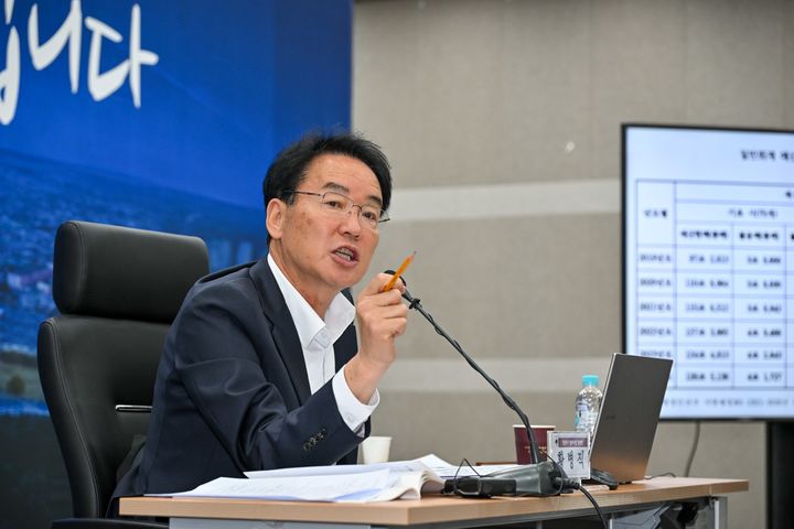[영주=뉴시스] 황병직 경북 영주시장 당선인이 인수위 업무보고에서 건전한 재정운영을 강조하고 있다. (사진=영주시장직 인수위 제공) 2026.06.18. photo@newsis.com *재판매 및 DB 금지