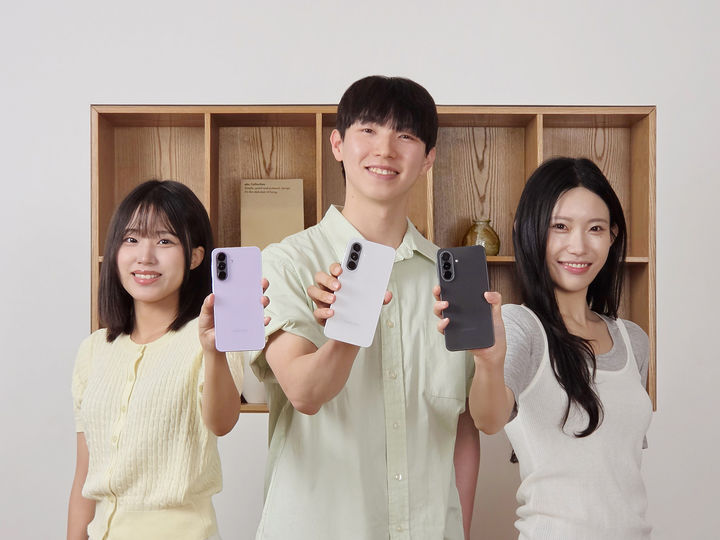삼성전자는 대화면과 어썸 인텔리전스, 편리한 사용성을 갖춘 '갤럭시 A37 5G'를 19일 국내 출시한다고 18일 밝혔다. (사진=삼성전자 제공) *재판매 및 DB 금지