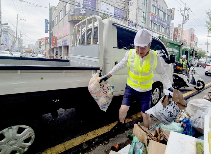 [보령=뉴시스] 청소 봉사활동을 하는 김동일 보령시장. (사진=보령시청 제공) 2026.06.18. photo@newsis.com *재판매 및 DB 금지