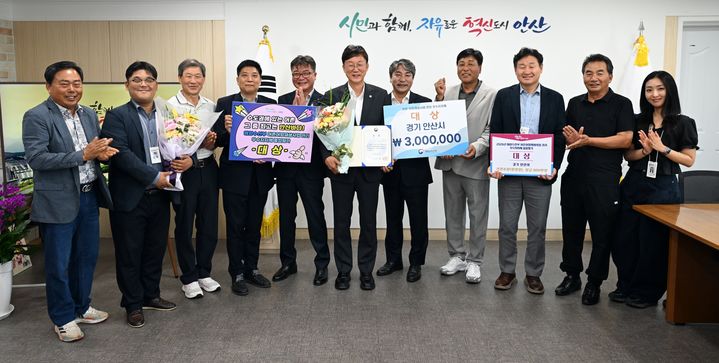 [안산=뉴시스] 이민근 경기 안산시장(사진 가운데)이 17일 해양수산부 주관 '2026년 어촌·어항재생사업 관리 우수지자체 평가'에서 대상을 수상하고 기념촬영을 하고 있다. (사진=안산시 제공) 2026.06.18. photo@newsis.com *재판매 및 DB 금지
