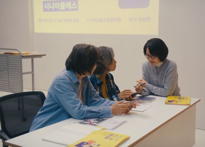 [서울=뉴시스] 카카오페이의 ‘사각사각 페이스쿨’ 시니어 클래스 강의 현장 이미지. (사진=카카오페이 제공) 2026.06.18. photo@newsis.com *재판매 및 DB 금지