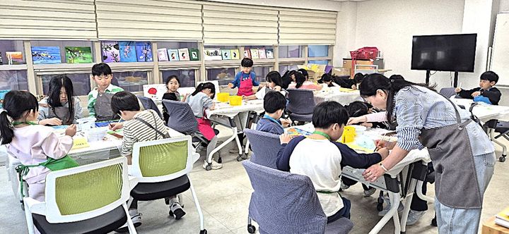 [횡성=뉴시스] 학생들이 매일리 산책길 안내판에 들어갈 그림을 그리고 있다. (사진=횡성군 제공) 2026.06.18. photo@newsis.com *재판매 및 DB 금지