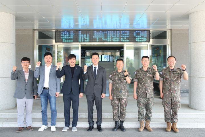 hy가 16일 육군 제25보병사단을 방문해 위문금품을 전달했다. (사진=hy 제공) *재판매 및 DB 금지