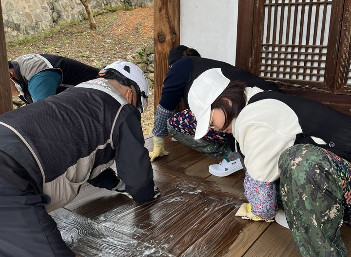 [서울=뉴시스] 지난 4월 지역 시민 대상 국가유산돌봄사업 체험 모습 (사진=국가유산청 제공) 2026.06.18. photo@newsis.com *재판매 및 DB 금지