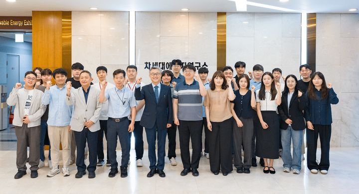 총 45억원 규모의 시리즈 A 투자 유치를 기념해 ㈜리셀 임직원들이 기념촬영을 하고 있다. (앞줄 왼쪽 다섯 번째) 이광희 대표이사. (사진=GIST 제공) photo@newsis.com *재판매 및 DB 금지