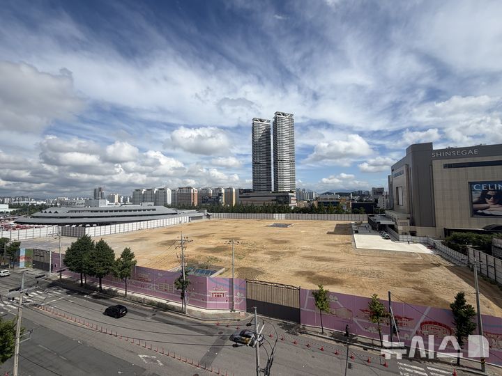 [광주=뉴시스]광주 서구 광천동 유스퀘어문화관 철거가 최근 완료돼 있다. 유스퀘어 문화관 부지에 들어서는 백화점 신관은 연내 착공해 2028년 준공을 목표로 하고 있다. 