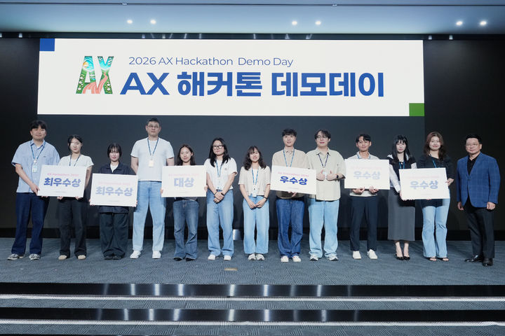 포스코DX '2026 AX 해커톤' 수상자들이 단체 사진을 찍고 있다. (사진=포스코DX 제공) *재판매 및 DB 금지