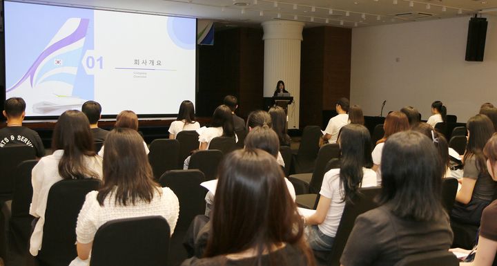 [부산=뉴시스] 지난 17일 부산 농심호텔에서 에어부산이 지역 청년들을 대상으로 항공 현직자 직무 특강 '드림 멘토'를 실시한 가운데, 참가자들이 회사 소개를 듣고 있다. (사진=에어부산 제공) 2026.06.18. photo@newsis.com *재판매 및 DB 금지