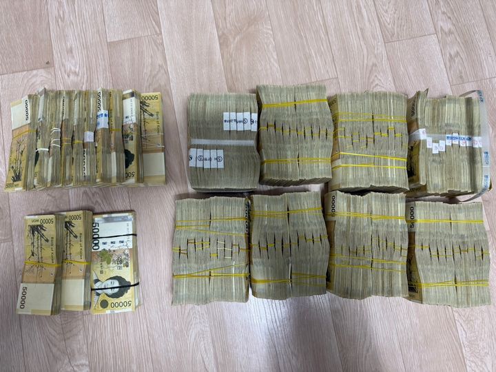 [서울=뉴시스]서울경찰청 금융범죄수사대는 국내 자금세탁 조직 총책 등 11명을 전기통신사기피해환금법 위반 및 범죄수익은닉규제법위반 혐의로 검거했다고 18일 밝혔다. (사진=서울경찰청 금융범죄수사대) 2026.06.18 photo@newsis.com *재판매 및 DB 금지