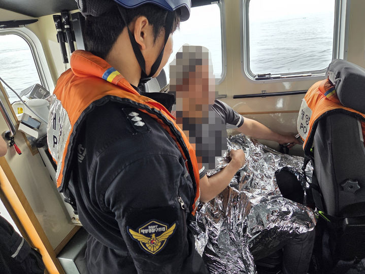 [통영=뉴시스] 신정철 기자= 통영해양경찰서 18일 오전 7시 9분께 경남 통영시 한산면 홍도 남서방 약 14해리 해상에서 조업중 부상을 입은 베트남 국적의 응급환자 A씨(38·남)를 신속하게 육지 병원으로 이송했다. 사진은 통영해경 경비함정이 A씨를 이송하는 모습.(사진=통영해경 제공).2222026.06.18. photo@newsis.com *재판매 및 DB 금지