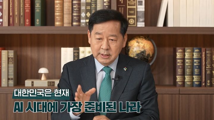 [세종=뉴시스] 구윤철 경제부총리 겸 재정경제부 장관은 18일 'AI 대전환, 왜 대한민국인가?'라는 제목의 재정경제부 유튜브 콘텐츠에 출연해 "중동전쟁을 겪으면서 석유를 중동에 너무 의존하는 경제는 안 되겠다는 생각을 했다"며 "공급망을 다변화하고 탈석유·탈탄소를 가속해 재생에너지와 기후변화 대응도 먼저 달려나가야 된다"고 말했다. (사진 = 유튜브 캡쳐) 2026.06.18.&nbsp; *재판매 및 DB 금지