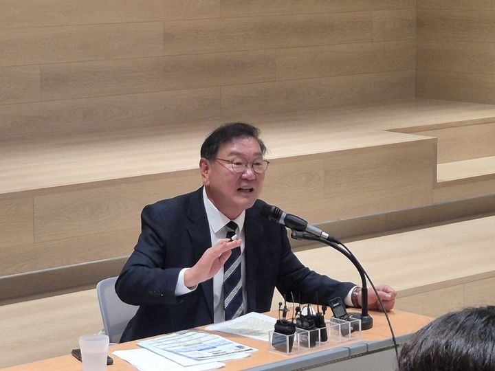 [수원=뉴시스] 이병희 기자 = 추미애 경기도지사 당선인의 인수위원회인 '공정·혁신·포용 경기준비위원회' 김태년 위원장이 18일 준비위원회가 마련된 경기신용보증재단 3층 브리핑룸에서 기자간담회를 하고 있다. 2026.06.18. iambh@newsis.com *재판매 및 DB 금지