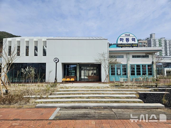 [하동=뉴시스] 경남 하동군의 폐쇄 역사를 활용한 '1968 하동역 카페' 전경.(사진=경남도 제공) 2026.06.18. photo@newsis.com 