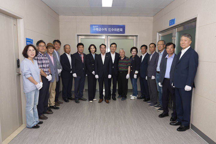 [구례=뉴시스] 전남 구례군수직 인수위원회가 민선 9기 인수위원회 현판식과 위촉식을 하고 있다. (사진=인수위 제공) 2026.06.18. photo@newsis.com *재판매 및 DB 금지