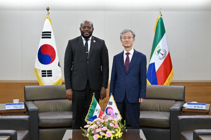 [서울=뉴시스] 조희대 대법원장이 지난 17일 서울 서초구 대법원 청사에서 프란시스꼬 에브이 은게마 미꾸에(Francisco Evuy Nguema Mikue) 적도기니 대법원장을 접견하고 있다. (사진=대법원 제공) 2026.06.18. photo@newsis.com *재판매 및 DB 금지