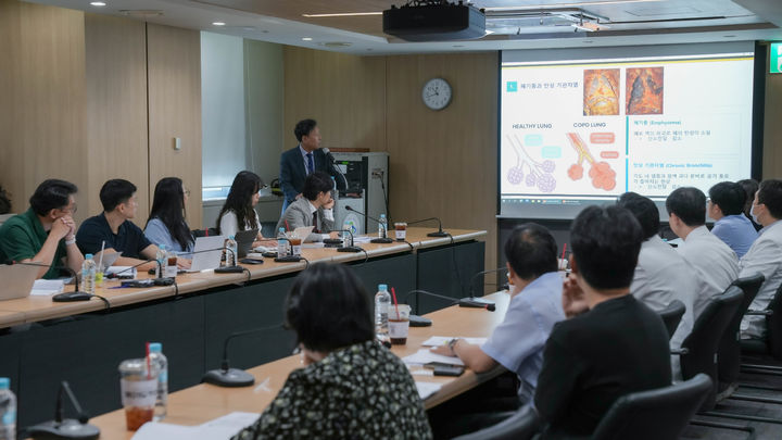 [서울=뉴시스] 17일 건국대병원 만성폐쇄성폐질환(COPD) 관련 설명회를 하는 모습 (사진=질병관리청 제공) 2026.06.18. photo@newsis.com *재판매 및 DB 금지