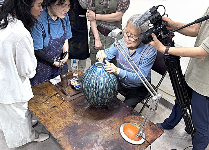 [원주=뉴시스] 무형유산 장인의 옻칠 전승 모습. (사진=뉴시스 DB). photo@newsis.com *재판매 및 DB 금지