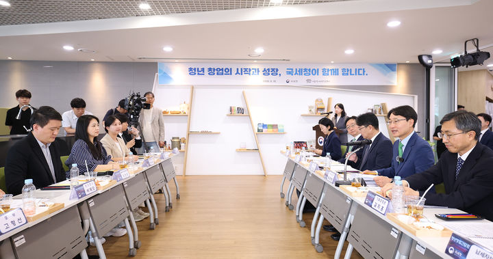 임광현 국세청장이 18일 서울 강동구 서울먹거리창업센터에서 푸드테크 스타트업 청년 창업자들과 간담회를 진행하고 있다.(사진 : 국세청 제공) 2026.6.18. *재판매 및 DB 금지