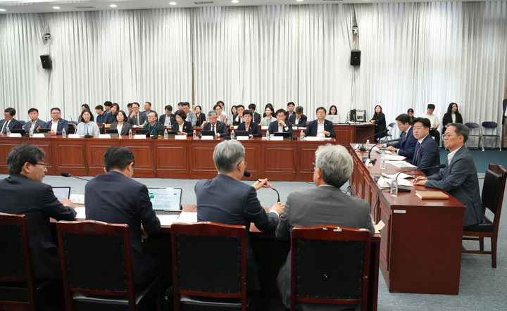 [제주=뉴시스] 지난 9일 제주도청 탐라홀에서 외교부, 도 본청 실·국장, 행정시 및 유관기관 관계자들이 참석한 가운데 '제21회 평화와 번영을 위한 제주포럼 준비상황 보고회'가 열리고 있다. (사진=제주도 제공) 2026.06.18. photo@newsis.com *재판매 및 DB 금지