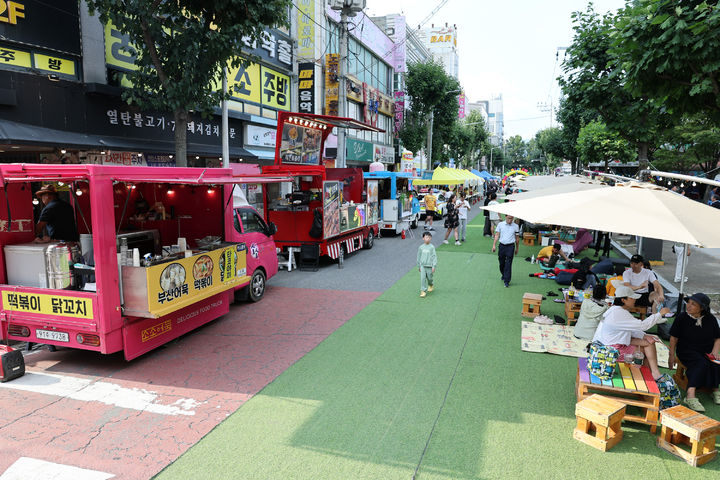[광주=뉴시스] 광주 광산구가 지난해 8월 첨단1동 일원에서 개최한 '광산 골목상권 활력축제' 현장 모습. (사진 = 광주 광산구 제공) 2026.06.18. photo@newsis.com *재판매 및 DB 금지