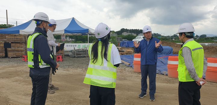[대구=뉴시스] 대구지방고용노동청은 폭염 취약 건설 현장 노동자의 온열질환 예방을 위해 경북 경산의 한 건설 현장을 불시 점검했다. (사진=대구지방고용노동청 제공) 2026.06.18. photo@newsis.com *재판매 및 DB 금지