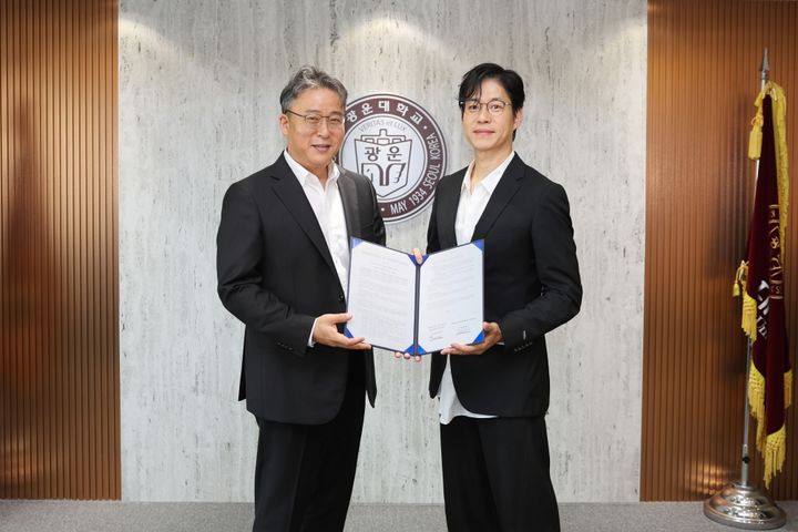 [서울=뉴시스] 조남준(왼쪽) 싱가포르 난양공대 석좌교수와 유준상 광운대 SOOM우주예술연구소장이 업무협약을 체결하고 기념 사진을 촬영하고 있다. (사진=광운대 제공) 2026.06.18. photo@newsis.com *재판매 및 DB 금지