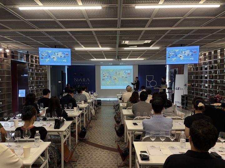 LS증권은 지난 13일 서울 강남구에 있는 와인복합문화공간 도운에서 투혼클럽 고객을 대상으로 투자전략 세미나 행사를 개최했다고 18일 밝혔다.(사진=LS증권 제공) *재판매 및 DB 금지