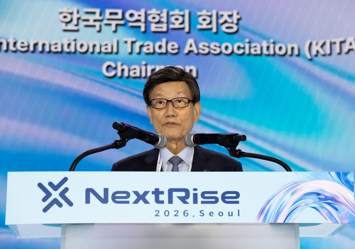 [서울=뉴시스] 18일 서울 강남구 코엑스에서 한국무역협회(KITA)가 한국산업은행과 공동 주최한 '넥스트라이즈(NextRise) 2026'가 개막했다. 사진은 이날 개회사를 하는 윤진식 한국무역협회 회장 모습. (사진=한국무역협회 제공) 2026.06.18 photo@newsis.com *재판매 및 DB 금지