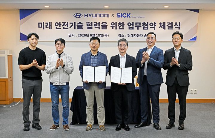 [울산=뉴시스] 18일 현대자동차 울산공장과 글로벌 센서 전문기업인 씨크코리아(SICK KOREA) 관계자들이 '미래 안전기술 개발 협력을 위한 업무협약'을 체결하고 있다. (사진=현대자동차 제공) 2026.06.18. photo@newsis.com *재판매 및 DB 금지