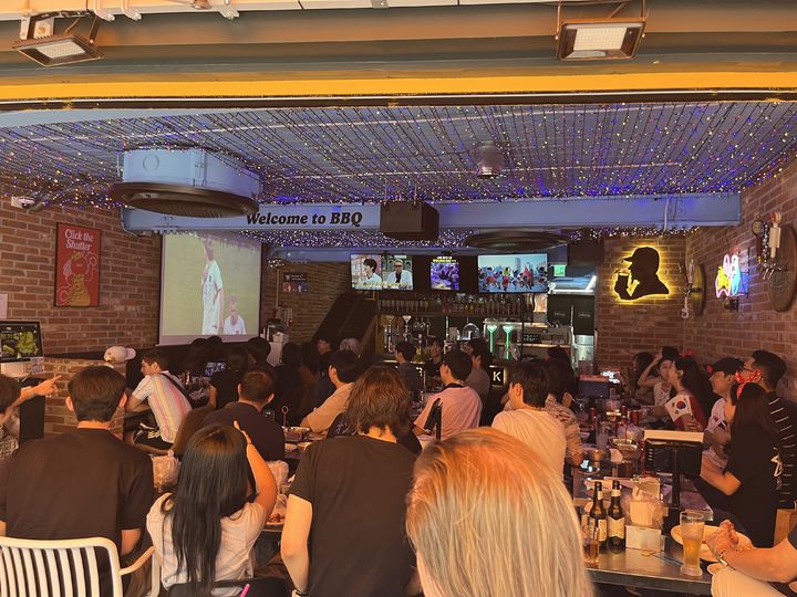 12일 2026 FIFA 북중미 월드컵 한국과 체코 조별리그 경기가 열린 가운데 BBQ 홍대입구점에서 매장을 방문한 고객들이 치킨을 먹고 있다. (사진=제너시스BBQ 그룹 제공) *재판매 및 DB 금지