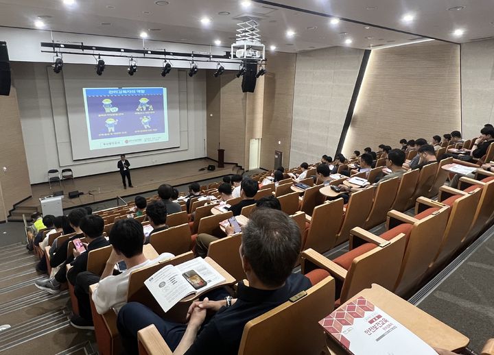[부산=뉴시스] 부산항만공사(BPA)가 18일 부산신항 늘해랑쉼터 안전교육장에서 신항 배후단지 입주업체와 수급업체 관계자를 대상으로 안전협의회를 진행, 관계자들이 기념사진을 찍고 있다. (사진=BPA 제공) 2026.06.18. photo@newsis.com *재판매 및 DB 금지