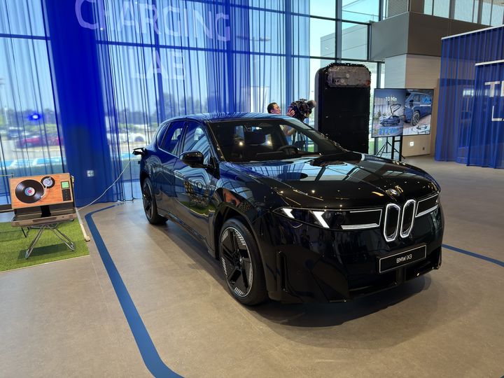 [인천=뉴시스] 김민성 기자 = 인천 중구 BMW 드라이빙센터에 전시된 더 뉴 BMW iX3 외관 모습. 양방향 충전 기술을 활용해 전자 기기를 작동하고 있다. 2026.06.18. kms@newsis.com. *재판매 및 DB 금지