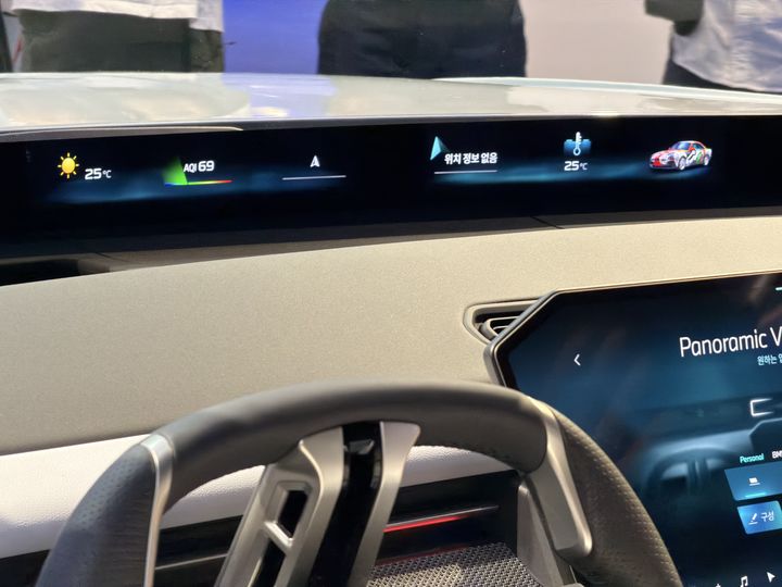 [인천=뉴시스] 김민성 기자 = 더 뉴 BMW iX3의 '파노라믹 비전'에 다양한 콘텐츠가 표시된 모습. 2026.06.18. kms@newsis.com. *재판매 및 DB 금지