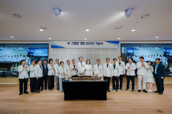 [대구=뉴시스]개원 35주년을 맞은 대구 구병원 의료진을 비롯한 임직원들이 포즈를 취하고 있다(사진=구병원 제공) 2026.06.18 photo@newsis.com *재판매 및 DB 금지