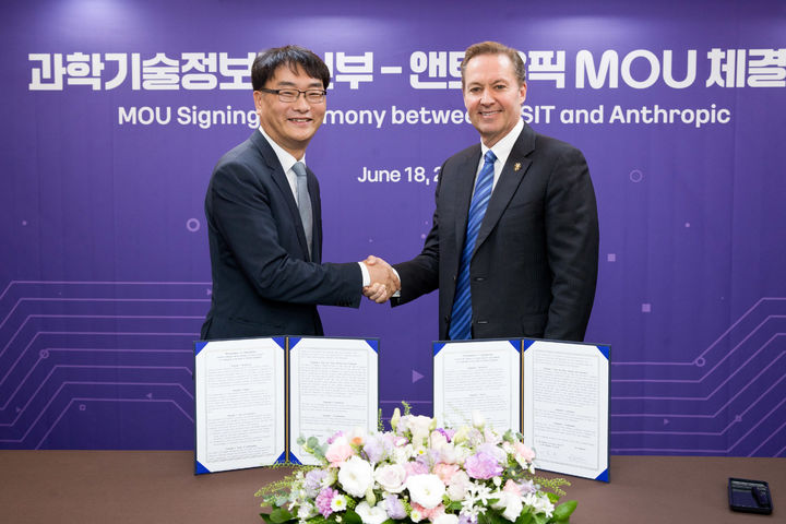 [서울=뉴시스]이도규 과학기술정보통신부 정보통신정책실장과 크리스 차우리 앤트로픽 글로벌총괄이 18일 열린 'AI 안전성 확보 및 사이버보안 분야 협력을 위한 업무협약식' 에서 명함을 교환하고 있다. (사진=과기정통부 제공) *재판매 및 DB 금지