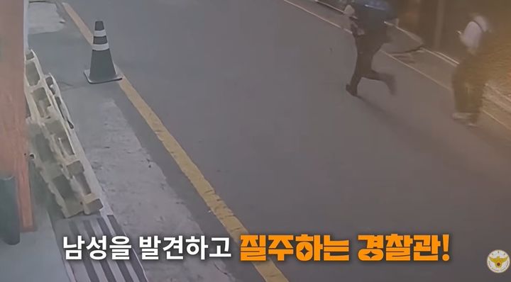 [서울=뉴시스] 길거리에서 벽돌을 들고 다니며 시민들을 위협하고 자전거를 훔쳐 달아난 남성이 경찰과의 추격전 끝에 붙잡힌 사실이 전해졌다. (사진=대한민국 경찰청 유튜브 캡처) *재판매 및 DB 금지