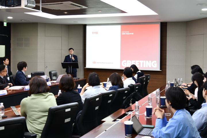 [서울=뉴시스] 심병화 한미약품 성장지원부문장(부사장)이 12일 평택 바이오플랜트에서 열린 국내 증권사 애널리스트 초청 기업설명회(IR)에서 인사말을 하고 있다. (사진=한미약품 제공) 2026.06.18. photo@newsis.com *재판매 및 DB 금지