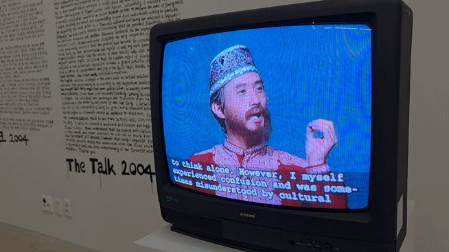 [사진=박현주 미술전문기자] 김홍석의 영상작품 '더 토크'(2004). 배우 안내상이 동티모르 노동자로 분장해 인터뷰를 진행하지만 통역과 자막, 언어 모두 허구로 구성됐다. 관객은 익숙한 TV 인터뷰 형식을 통해 언어와 진실, 재현의 관계를 다시 묻게 된다. 2026.06.18. hyun@newsis.com *재판매 및 DB 금지