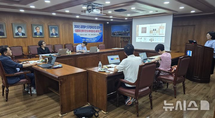 [포항=뉴시스] = 글로벌 IP 스타 기업 입찰 사업 협력 기관 선정 심의위원회. (사진=포항상의 제공) 2026.06.18. photo@newsis.com