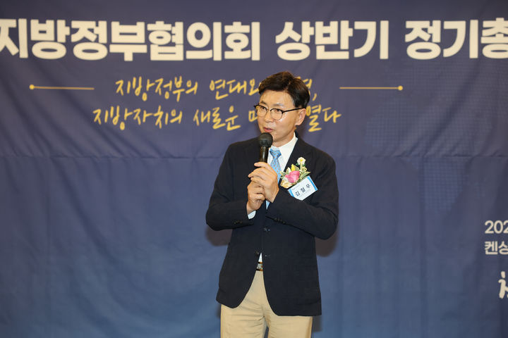 [보성=뉴시스] 지난 17일 서울 한 호텔에서 열린 2026 참좋은지방정부협의회 상반기 정기총회에서 김철우 보성군수가 인사말을 하고 있다. (사진 = 보성군 제공). 2026.06.18. photo@newsis.com *재판매 및 DB 금지