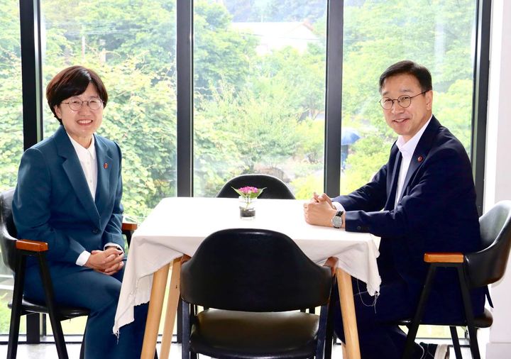 [제주=뉴시스] 위성곤(오른쪽) 제주도지사 당선인과 고의숙 제주교육감 당선인. (사진=제주도교육감직 인수위원회 제공) *재판매 및 DB 금지