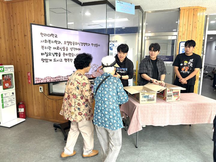 [[원주=뉴시스] 한라대학교 학생들이 지역 어르신에게 직접 키운 바질빵 나눔을 하고 있다. (사진=한라대학교 제공) 2026.06.18. photo@newsis.com *재판매 및 DB 금지
