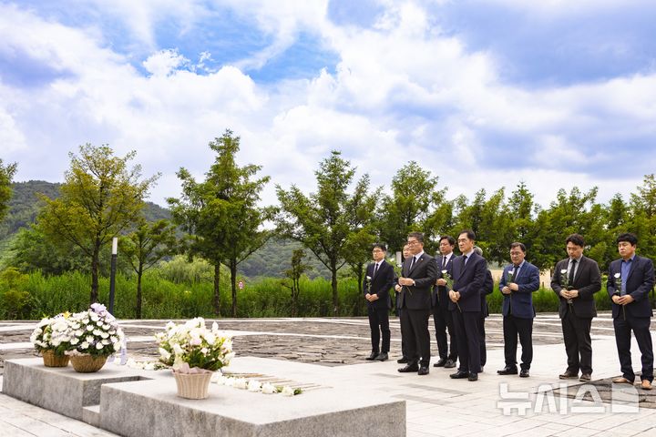[평택=뉴시스] 정장선 평택시장 노무현_전 대통령 묘역 참배 모습 (사진=평택시 제공) 2026.06.18.photo@newsis.com 