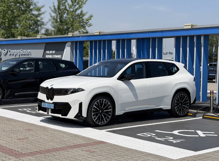 [인천=뉴시스] 김민성 기자 = 인천 중구 영종도 BMW 드라이빙센터에 더 뉴 BMW iX3가 주차돼 있다. 2026.06.18. kms@newsis.com. *재판매 및 DB 금지