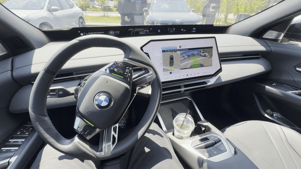 [인천=뉴시스] 김민성 기자 = 더 뉴 BMW iX3의 '파킹 어시스턴트' 기능을 활용해 차량을 직접 조작하지 않고 주차를 하는 모습. 2026.06.18. kms@newsis.com. *재판매 및 DB 금지