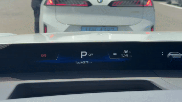 [인천=뉴시스] 김민성 기자 = '더 뉴 BMW iX3'의 파노라믹 비전에 다양한 주행 정보가 표시돼 있다. 2026.06.18. kms@newsis.com. *재판매 및 DB 금지